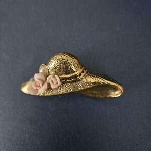 Brooch, hat shaped